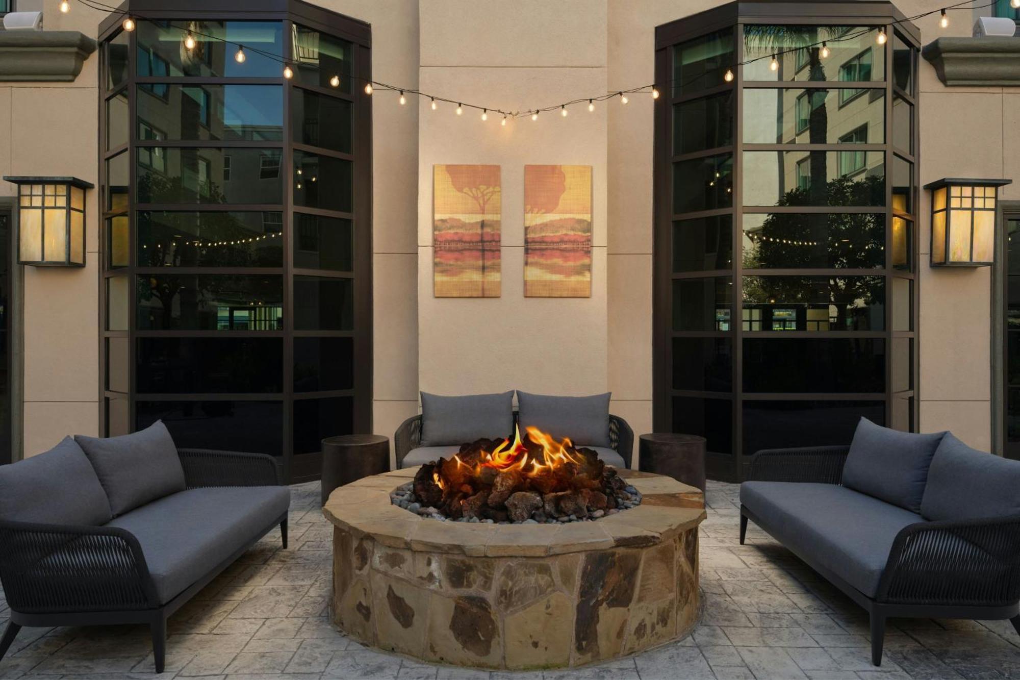 Courtyard By Marriott Los Angeles Pasadena Old Town Eksteriør bilde