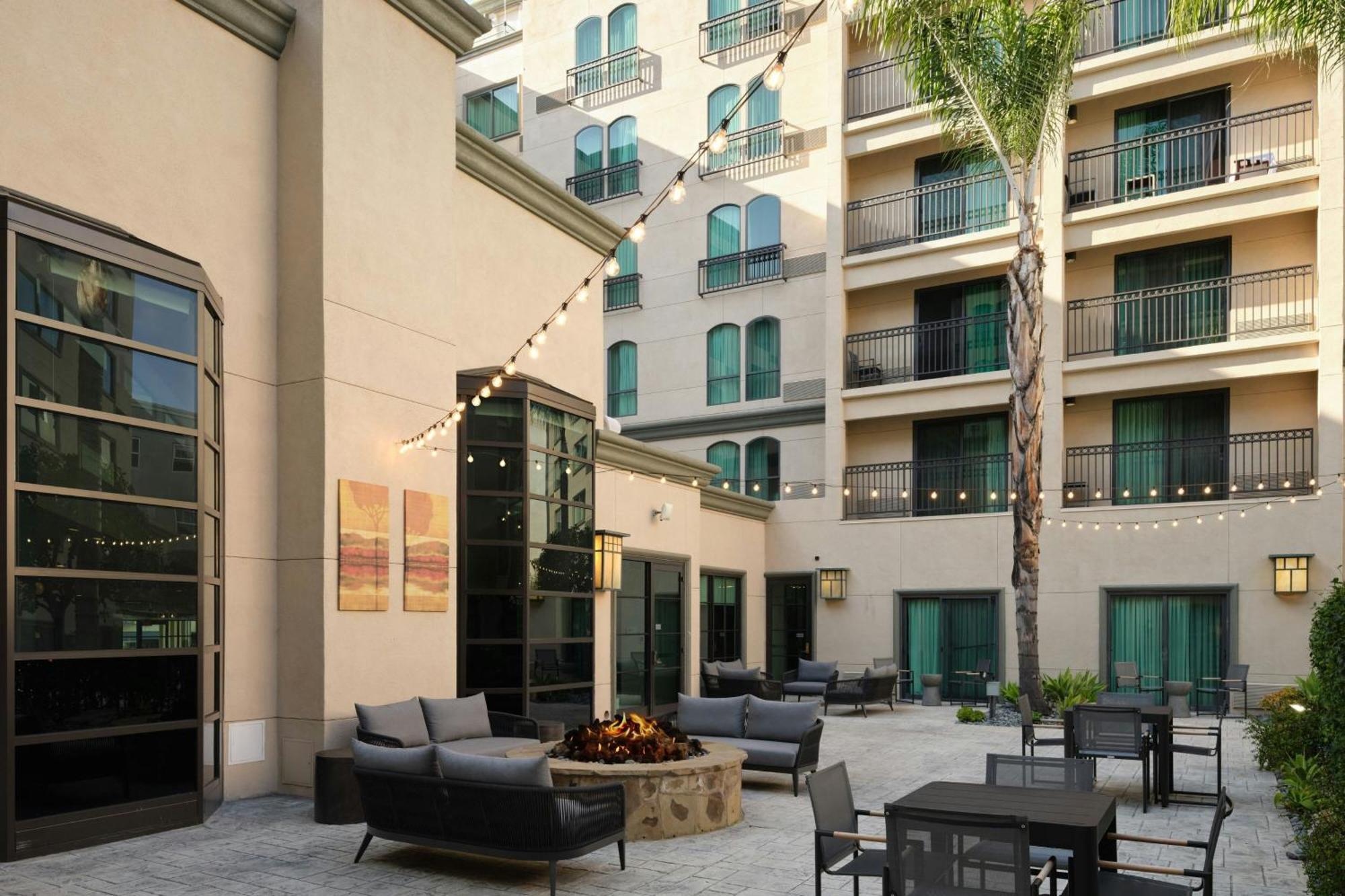 Courtyard By Marriott Los Angeles Pasadena Old Town Eksteriør bilde